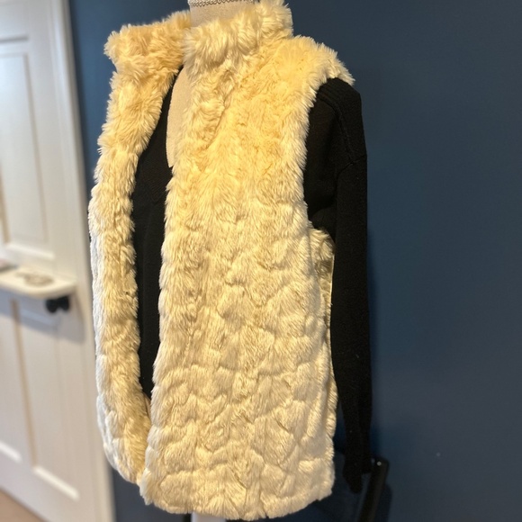 Faux Fur Vest - Picture 2 of 4